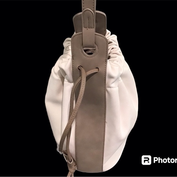 Universal Threads Bucket Bag NWOT White & Taupe Faux Leather - Picture 5 of 11